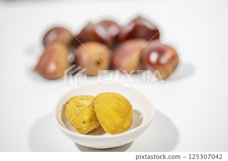 Autumn taste boiled chestnuts 125307042