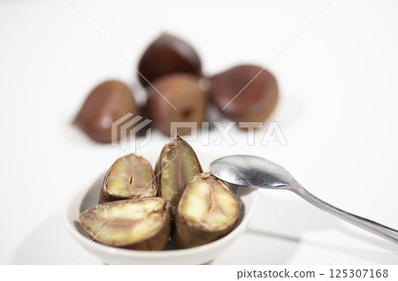 Autumn taste boiled chestnuts 125307168