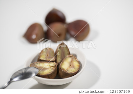 Autumn taste boiled chestnuts 125307169