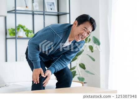 中年男子膝蓋疼痛 中年男子膝蓋疼痛 125307348