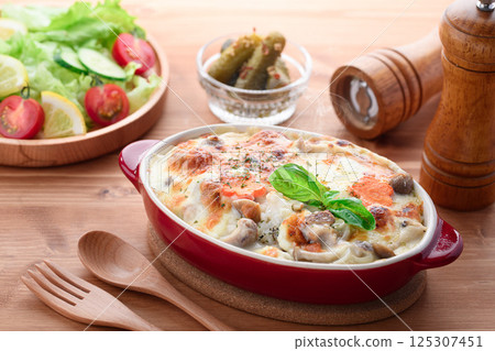Chicken and mushroom chicken doria 125307451