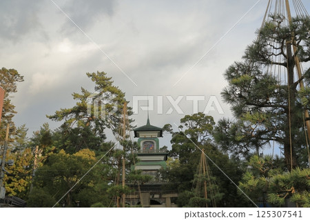 A view of the shrine gate of Kanazawa Oyama Shrine surrounded by trees 125307541