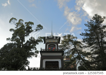 The view of the shrine gate of Kanazawa Oyama Shrine, with its beautiful contrast against the blue sky 125307545