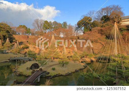 Scenery of Gyokusen'inmaru Garden in Kanazawa Castle Park in winter 125307552