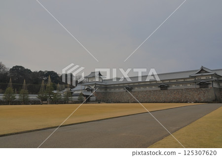 View of Gojuken Nagaya and Hashizumemon Tsuzuki Yagura in Kanazawa Castle Park 125307620