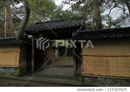 A view of the gate of the former samurai residence at the site of Kanazawa Nagamachi 125307625