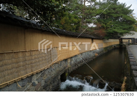 流經金澤長町武士住宅遺址的溪流景觀 125307630
