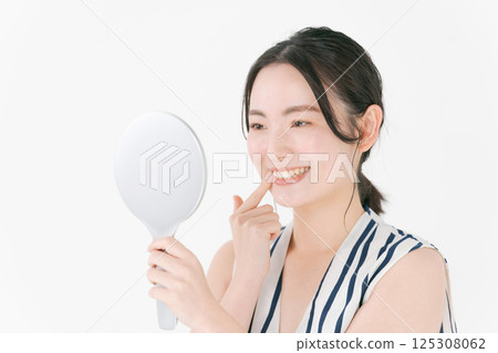 Woman with beautiful teeth 125308062