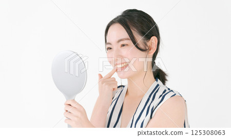 Woman with beautiful teeth 125308063
