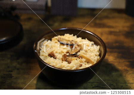 蘑菇飯煮熟 125308515