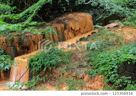 Rainy day at Ikaho Onsen near the Yumoto Kawaka Bridge 125308916