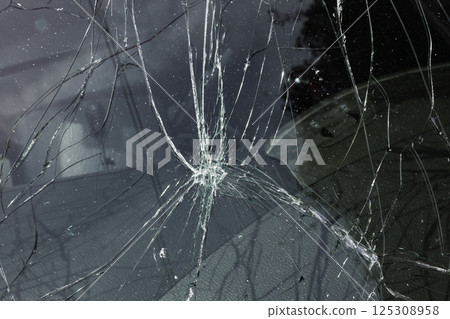 汽車擋風玻璃破裂 125308958