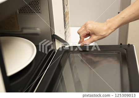 Fine cleaning with a microwave cotton swab Fine cleaning with a microwave cotton swab 125309013