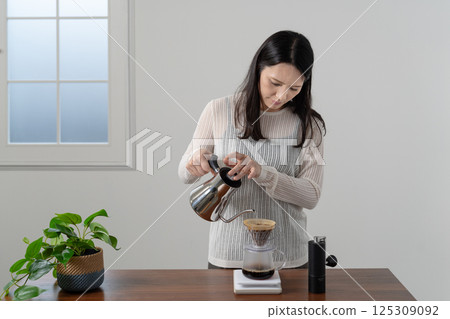 一個女人用手滴水沖泡咖啡 125309092