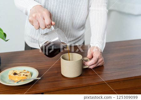A woman poured coffee 125309099