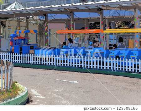 火車從遊樂園出發前的父母與孩子（202504095817） 125309166