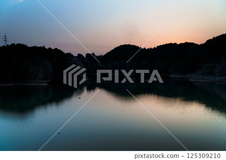 Beautiful sunset sky and reflection on the lake surface after sunset Still image ③ Beautiful sunset sky and reflection on the lake surface after sunset Still image ③ 125309210