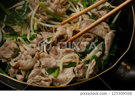 韭菜豆芽正在煮 125309508