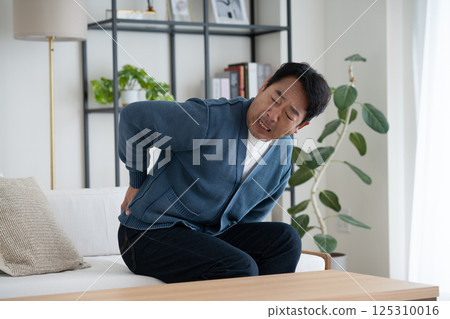 Middle-aged man with back pain 125310016