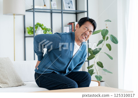 Middle-aged man with back pain 125310017