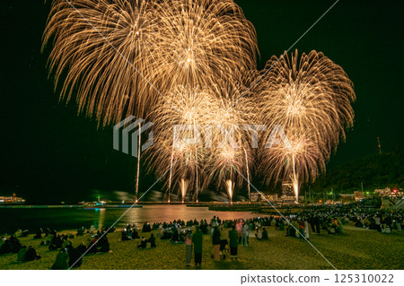 Atami Marine Fireworks Festival opening scene *Photo taken from the beach Atami Marine Fireworks Festival opening scene *Photo taken from the beach 125310022