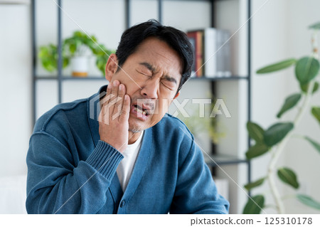Middle-aged man with a toothache 125310178