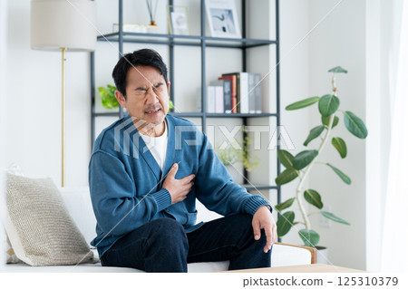 中年男子胸口疼痛 中年男子胸口疼痛 125310379