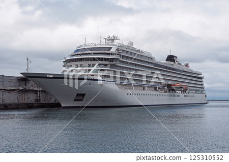 Cruise ship Viking Venus makes its first port call in Otaru 125310552