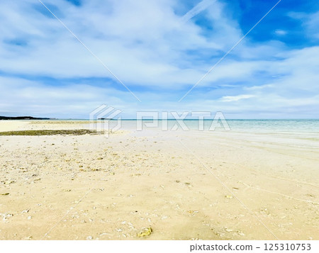 沖繩美麗的沙灘和清澈的海水 125310753