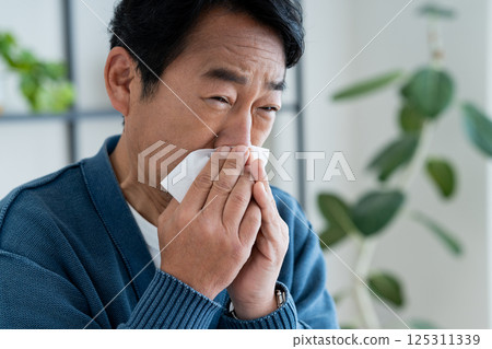 患有花粉症的中年男子 125311339