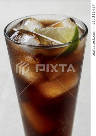alcoholic cocktail with rum,  ice and lime 125311417