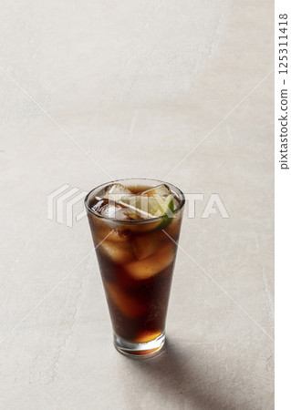 alcoholic cocktail with rum,  ice and lime 125311418