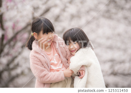 立岡自然公園櫻花盛開，姊妹倆笑容燦爛 125311450