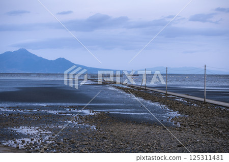 納加貝達海濱路籠罩在清晨的寂靜之中 125311481