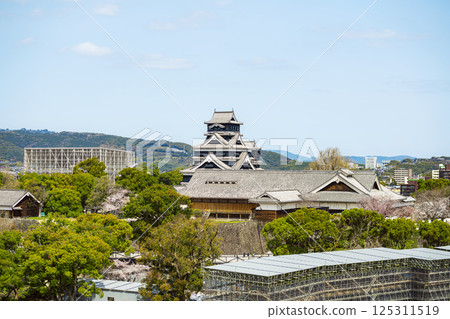 Kumamoto castle in the blue sky Kumamoto castle in the blue sky 125311519