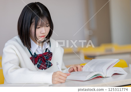 Girls studying 125311774