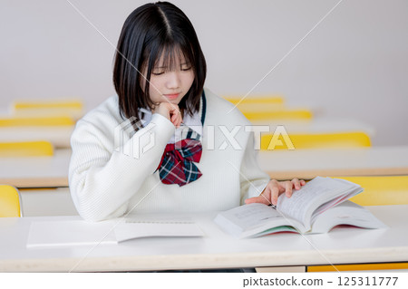 女學生思考 125311777