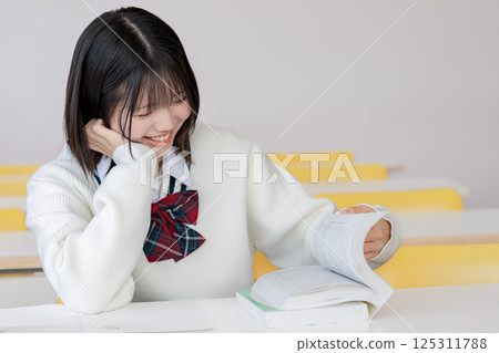 女學生微笑學習 125311788