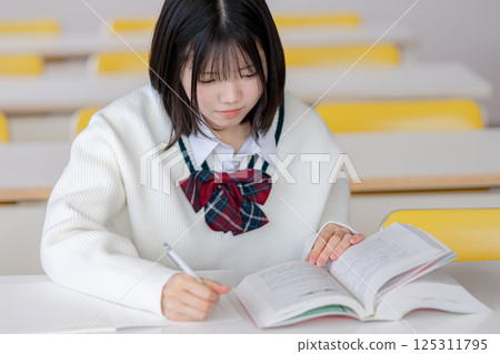 努力學習的女學生 125311795