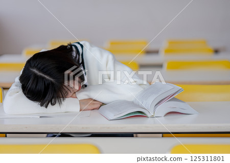 學生睡著了 學生睡著了 125311801