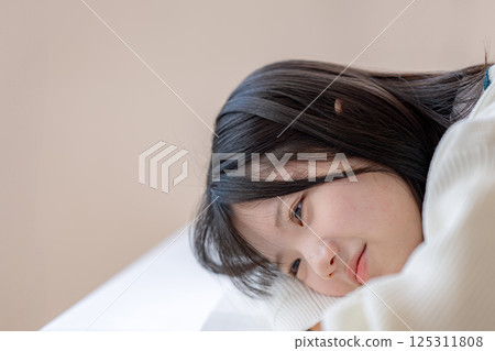 一名女學生茫然地 一名女學生茫然地 125311808