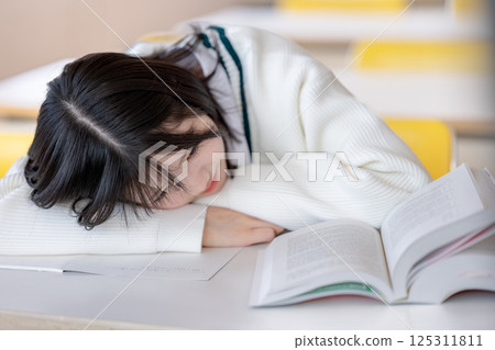 失去動力的女學生 失去動力的女學生 125311811