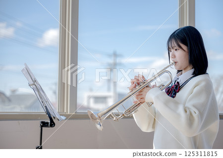 女學生在玩耍 125311815