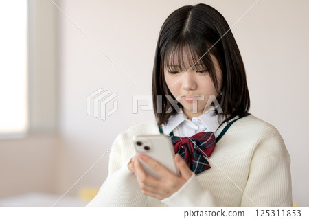 智慧型手機和女學生 智慧型手機和女學生 125311853
