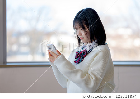 女學生正在檢查她的智慧型手機 125311854