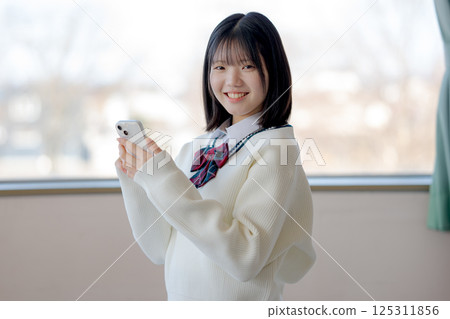 學校女孩帶著微笑 學校女孩帶著微笑 125311856