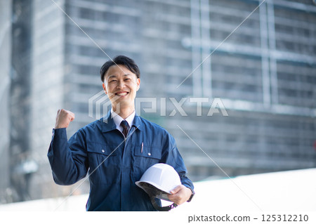 承包商站在大型建築工地前 125312210