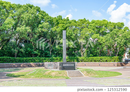 長崎縣長崎市長崎市長崎原子彈爆炸中心公園內的長崎原子彈爆炸中心紀念碑 125312590