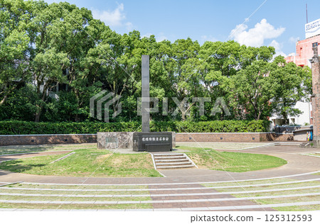 長崎縣長崎市長崎市長崎原子彈爆炸中心公園內的長崎原子彈爆炸中心紀念碑 125312593