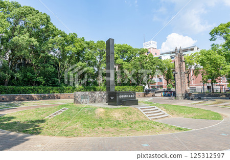 長崎縣長崎市長崎市長崎原子彈爆炸中心公園內的長崎原子彈爆炸中心紀念碑 125312597